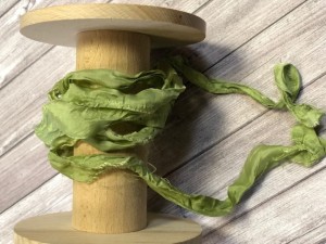 WSTĄŻKA GNIECIONA old fashion 1,4 M JASNA ZIELEŃ