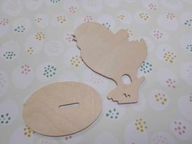 KURCZAK, PISKLĘ NA STOJAKU ZE SKLEJKI