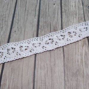 KORONKA NBAWEŁNIANA  3CM SZEROKA, BIAŁA, 1METR