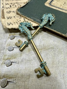 KLUCZ VINTAGE KONIK MORSKI PATYNA
