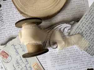 WSTĄŻKA RWANA SZYFONOWA 3cm ECRU