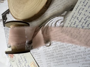 WSTĄŻKA RWANA SZYFONOWA 3cm RÓŻ PUDROWY