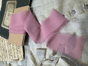 WSTĄŻKA RWANA SZYFONOWA 3cm RÓŻ VINTAGE