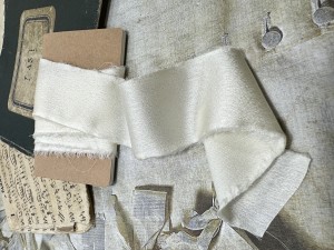 WSTĄŻKA RWANA SATYNA BŁYSK 3cm KREMOWA
