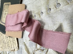 WSTĄŻKA RWANA SATYNA BŁYSK 3cm RÓŻ PUDROWY