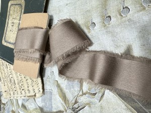 WSTĄŻKA RWANA SATYNA BŁYSK 3cm MOCCA
