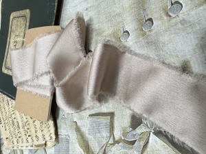 WSTĄŻKA RWANA SATYNA BŁYSK 3cm BEŻOWA